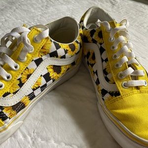 Custom vans: checkered yellow sunflower